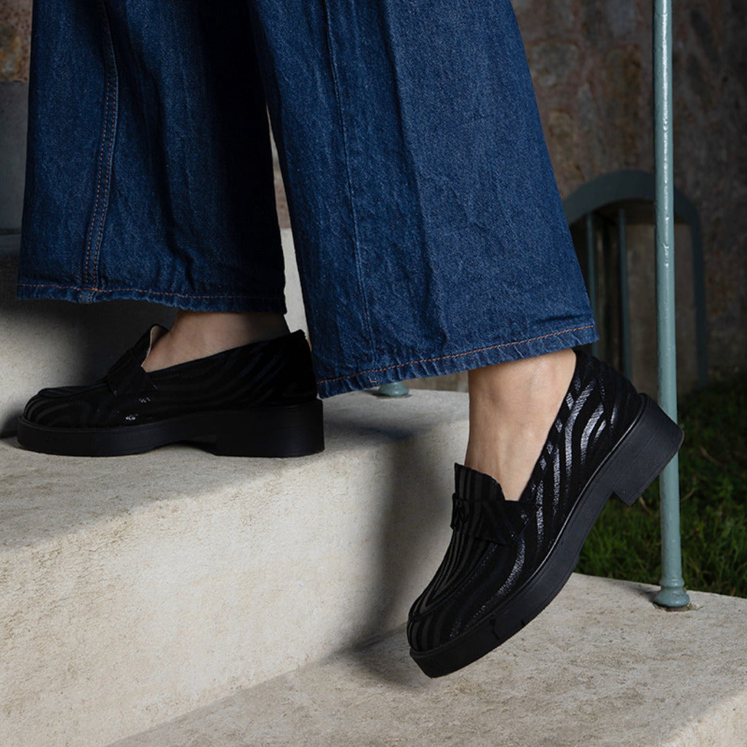 Mocassin à bout amande de la marque Mouscin : illustration de la souplesse du cuir noir texturé et de l'espace généreux offrant un confort total au pied sans aucune compression.
