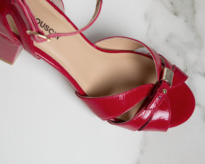 Sandale Alba en cuir verni fuchsia vue de dessus, avec système de réglage à l’avant-pied offrant un ajustement précis et davantage d’espace selon la morphologie du pied.