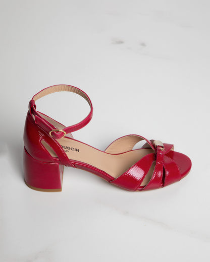 Sandale Alba en cuir verni fuchsia vue de profil, avec système de réglage à l’avant-pied conçu pour s’adapter aux différentes morphologies de pieds, bride cheville ajustable et talon de 5 cm.
